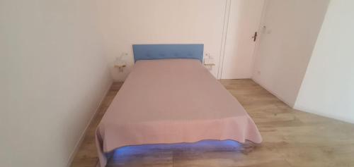 a bed in a small room with a mattress at Il Porto Segreto in Siracusa