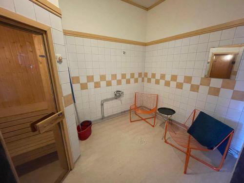 un bagno vuoto con due sedie e una porta di Karolinen Stugor & Lägenheter a Åre