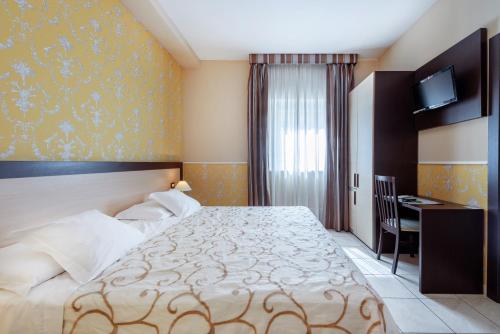 Letto o letti in una camera di Hotel De La Ville Relais