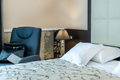 Letto o letti in una camera di Hotel De La Ville Relais