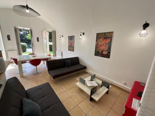 un salon avec un canapé et une table dans l'établissement Appartement 