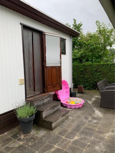 Giardino di Verzorgd chalet in de Betuwe op park met natuurbad