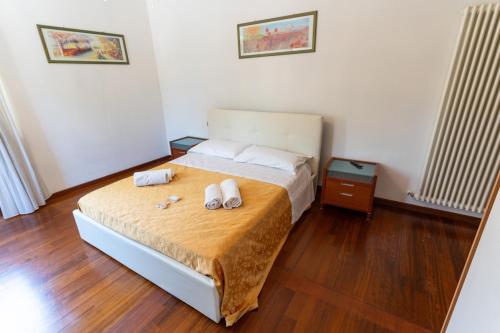 a bedroom with a bed with two towels on it at Villa Dolce Vita - Vista Colline, Jacuzzi, 3Suites & 5min dal mare in Lapedona