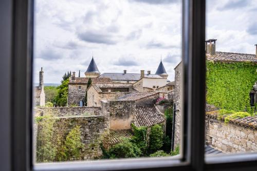 une vue d'une ville depuis une fenêtre dans l'établissement Secret d'Uzès - Le Loft - Avec piscine chauffée, à Uzès
