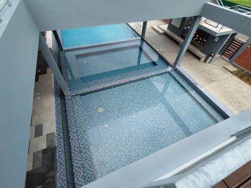 an overhead view of an empty swimming pool at Sri Indah Condominium Homestay温馨民舍 in Kampong Tanah Merah