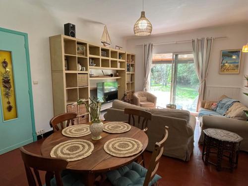 un salon avec une table et un canapé dans l'établissement Presqu ile de Giens T4 proche plages, à Hyères