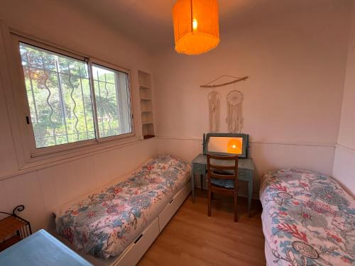 une chambre avec deux lits et une télévision dans l'établissement Presqu ile de Giens T4 proche plages, à Hyères