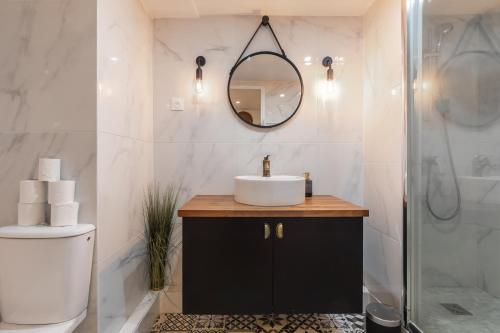 une salle de bain avec un lavabo et une douche dans l'établissement SENTIER, MARAIS, spacieux duplex 2 salles de bain, à Paris
