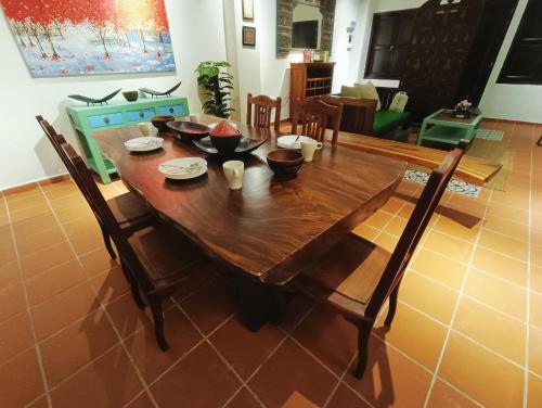 un tavolo e delle sedie in legno in un soggiorno di 57 Ruma Oren Heritage Jonker Residence Melaka a Malacca