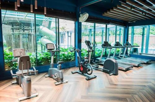 a gym with treadmills and elliptical machines at Sri Indah Condominium Homestay温馨民舍 in Kampong Tanah Merah