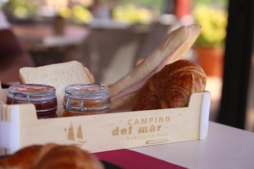 Una caja de pan y palitos de pan sobre una mesa en Camping Del Mar, en Malgrat de Mar