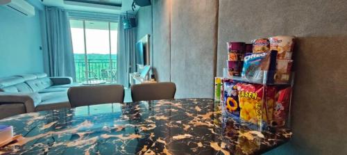 a table in a living room with a dining room at Sri Indah Condominium Homestay温馨民舍 in Kampong Tanah Merah