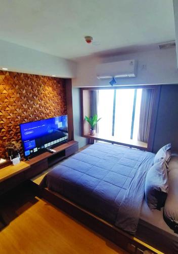 Newly Renovated 55th Floor Seaview Unit Pollux Batamにあるベッド