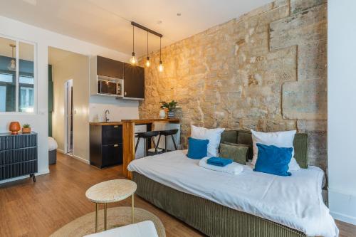 a bedroom with a large bed with blue pillows at Île SAINT LOUIS, NOTRE DAME, suite 1 chambre 2 à 4p in Paris
