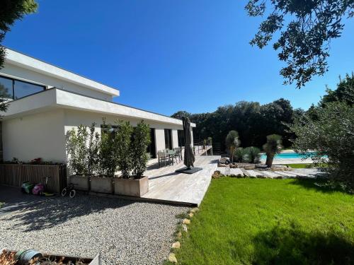 une maison avec une piscine et une cour dans l'établissement Chambres d hôtes Maison des Romarins, à Montferrier-sur-Lez
