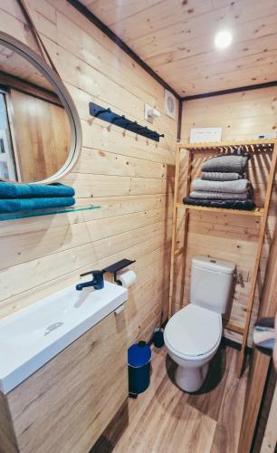 une salle de bain avec toilettes et lavabo dans l'établissement Le Jardin d'Emilie TINY, à Menetou-Râtel