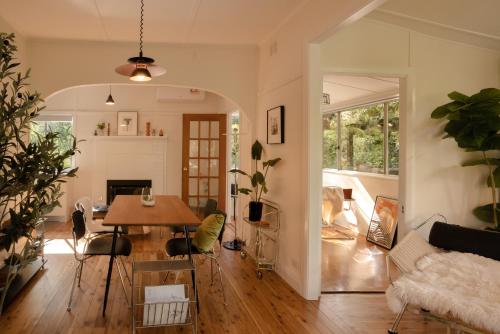 Χώρος καθιστικού στο Romantic Garden Cottage with Home Cinema