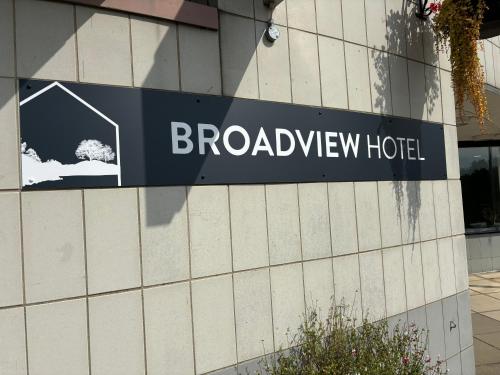 Broadview Hotelに飾ってある許可証、賞状、看板またはその他の書類