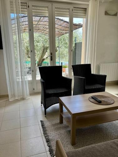 un salon avec deux chaises et une table basse dans l'établissement Charmant duplex, à Nice