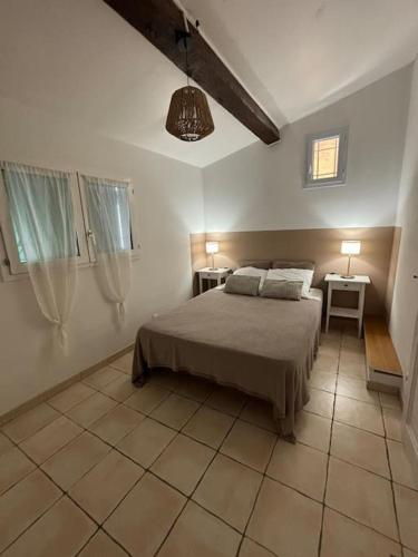 - une chambre avec un lit, deux tables et deux lampes dans l'établissement Charmant duplex, à Nice