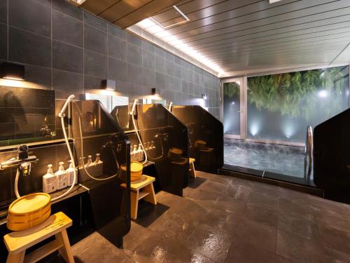 仙台Super Hotel Sendaieki Higashiguchi Tennenonsen的浴室里设有一堆厕所