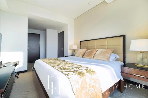 Postel nebo postele na pokoji v ubytování LUX The JW Marina Suite