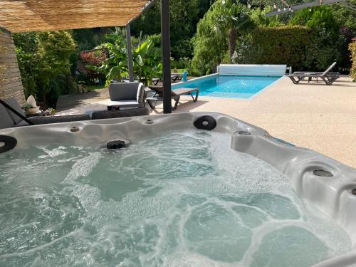 Piscine de l'établissement Gite L'Ô Bleue ou située à proximité