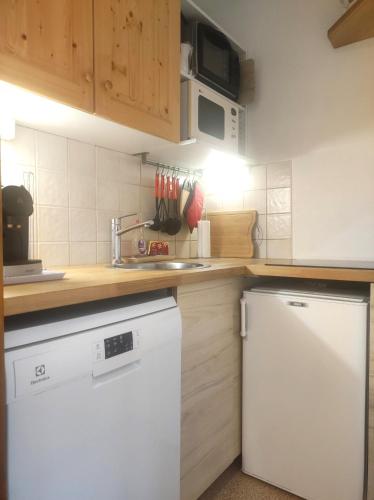 La cuisine est équipée d'un lave-vaisselle blanc et d'un four micro-ondes. dans l'établissement Studio 4 personnes, Les Rochers Blancs, La joue du loup, à Saint-Étienne-en-Dévoluy