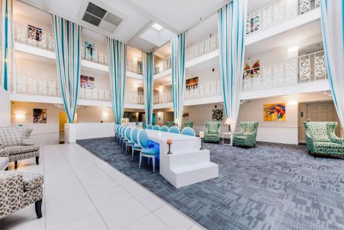 Χώρος καθιστικού στο The Blu Hotel Blue Ash Cincinnati, an Ascend Collection Hotel