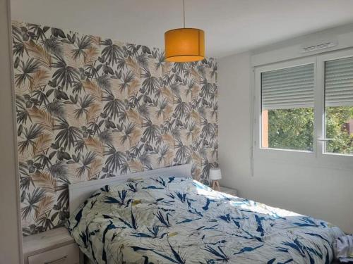 une chambre avec un lit avec un papier peint fleuri dans l'établissement Comme chez vous, à Villeurbanne