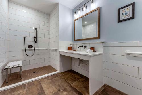 Un baño de The Cranberry, an Ascend Collection Hotel