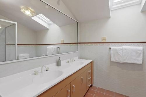 Bilik mandi di Azimuth - Spacious Family Retreat with City Views