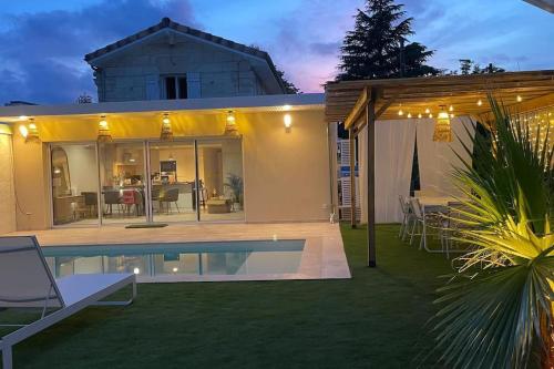 Maison en pierre avec sa piscine chauffée