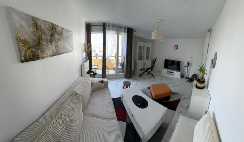 un salon avec un canapé et une table dans l'établissement Apparemment lumineux vue Tour Eiffel, à Paris