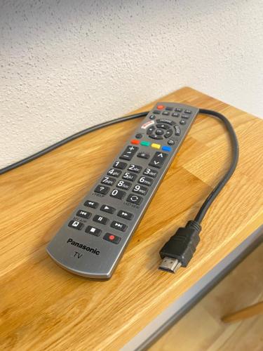 a remote control sitting on top of a table at Motel Q- das kleine Stadthotel in Dingolfing