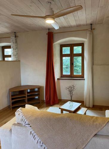 un salon avec un lit et une table dans l'établissement Appartement dans ancienne maison, à Rocles