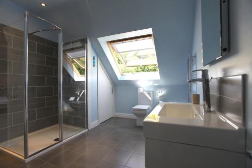 Koupelna v ubytování Hilltop, Coniston spacious bungalow with incredible views