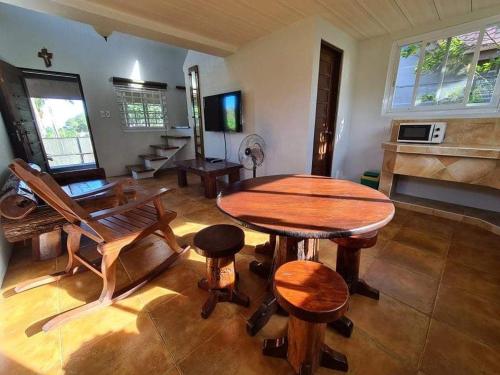 TV a/nebo společenská místnost v ubytování House for Rent in Tagaytay Patio Elisabel