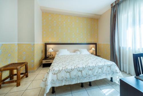 Letto o letti in una camera di Hotel De La Ville Relais