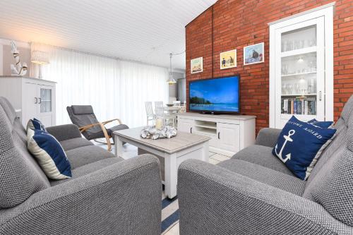 ベンサージールにあるFerienhaus Luv und Leeのソファ2つとテレビのあるリビングルーム