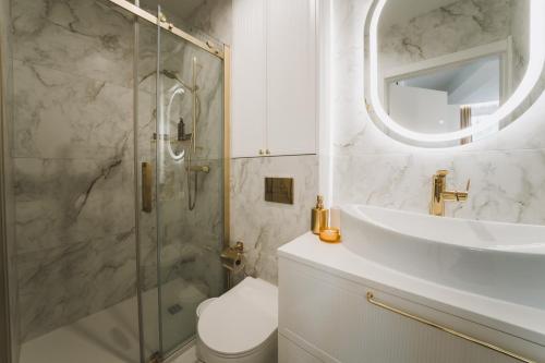 扎科帕内VisitZakopane - Gold Krupówki Inn Apartment的带水槽和淋浴的浴室