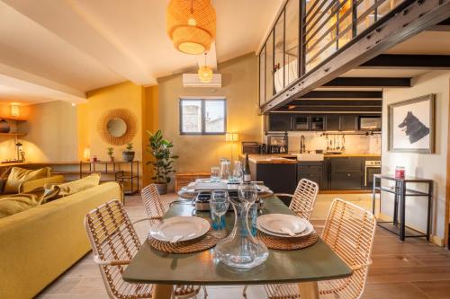 d'une salle à manger avec une table et des chaises dans le salon. dans l'établissement Loft COSY et luxueux, HYPER-CENTRE, à Aix-en-Provence