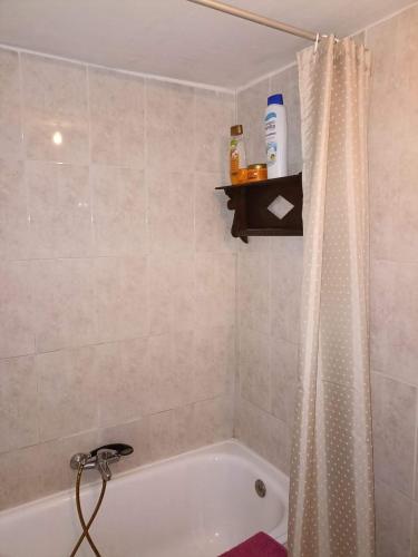 a bathroom with a tub and a shower curtain at Casa Rural Violeta en Atalbéitar Alpujarra in Atalbéitar