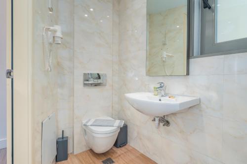 Koupelna v ubytování Chic Hotel