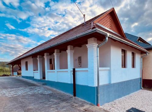 a white building with a red roof at Palócföldi Menedék in Kazár
