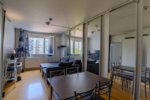 un salon avec un canapé et une table dans l'établissement Appart T2 à 5 min Parc Tete d'or - Parking privé, à Villeurbanne