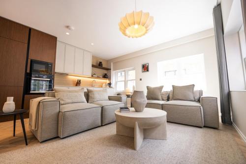 a living room with a couch and a table at Luxurious 2 bed flat in Covent Garden in London