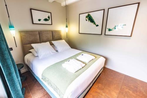 a bedroom with a bed with two towels on it at La Sainthilarienne in Saint-Lary-Soulan