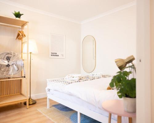 Una cama o camas en una habitación de City Centre Hideaway 100m from Trafalgar Square