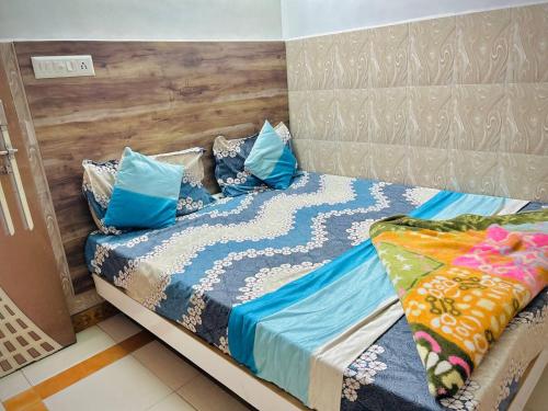 Una cama o camas en una habitación de Hotel Ashadeep palace